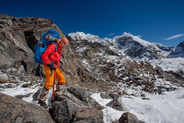 Himalaya dağlarında yürüyüş