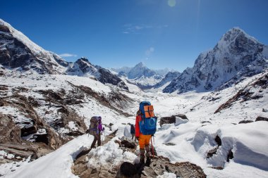 Himalaya dağlarında yürüyüş