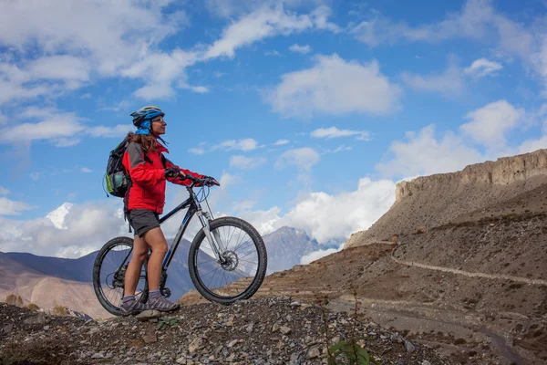 在喜马拉雅山的道路在骑自行车的女孩 — 图库照片