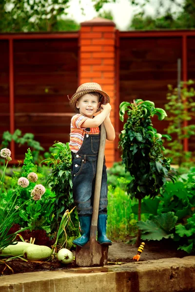 Porträtt av en pojke som arbetar i trädgården i holiday — Stockfoto
