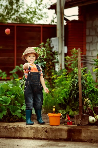 Retrato de um menino trabalhando no jardim de férias — Fotografia de Stock