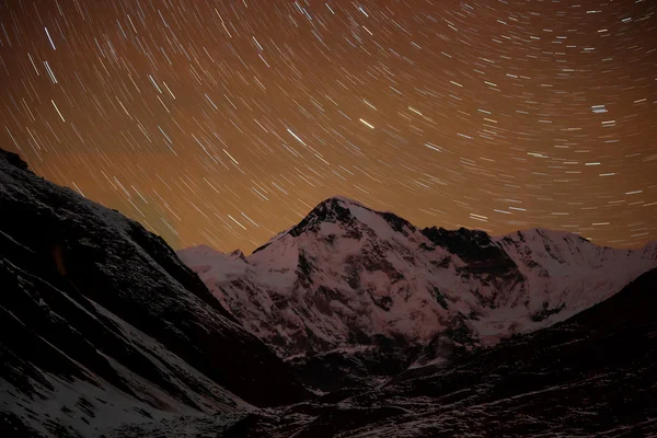 밤에 별 이있는 히말라야 산 — 스톡 사진
