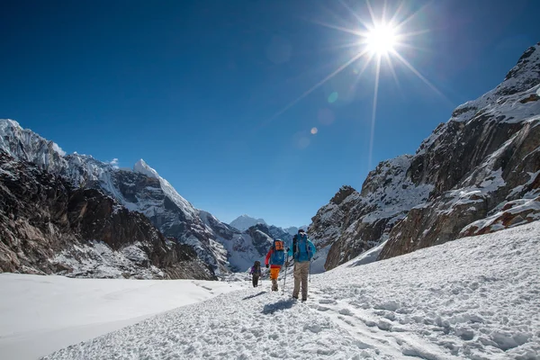 Hiking in Himalaya mountains — Stock Photo, Image