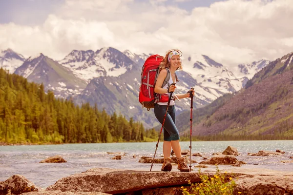 Hiker in Altai mountains — Stock Photo, Image