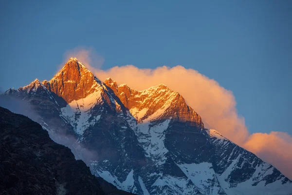 Scena del tramonto sulle cime delle montagne — Foto Stock