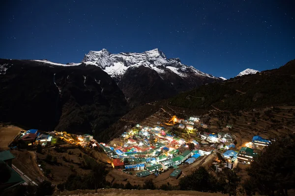 Nupla 및 tartikha 피크와 에베레스트에 네팔에서 namchebazar 안녕 — 스톡 사진