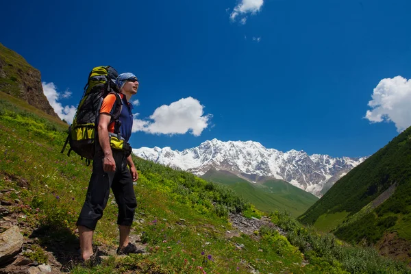 Senderista tomar un descanso durante el senderismo en las montañas del Cáucaso, Georgia — Foto de Stock