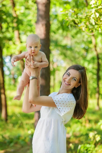 Madre con il suo bambino si riposa nel parco — Foto Stock