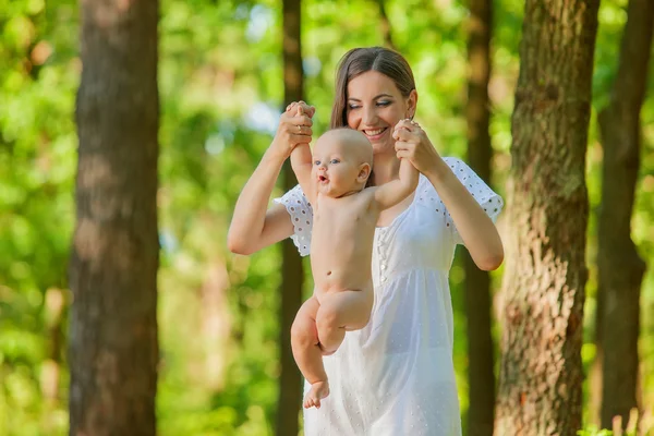 Mother with her child take rest in park — Stock Photo, Image