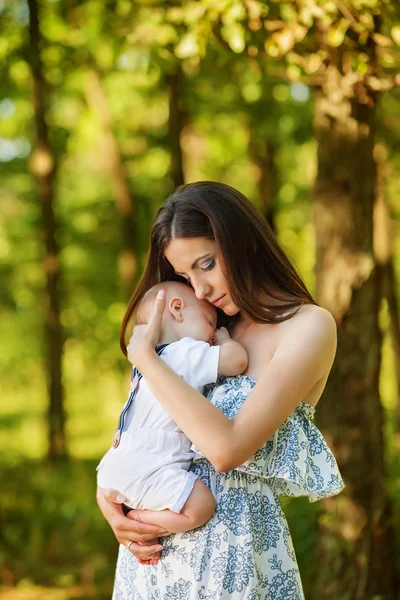 Mother with her child take rest in park — Stock Photo, Image