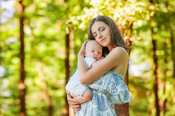 Madre con il suo bambino si riposa nel parco — Foto Stock