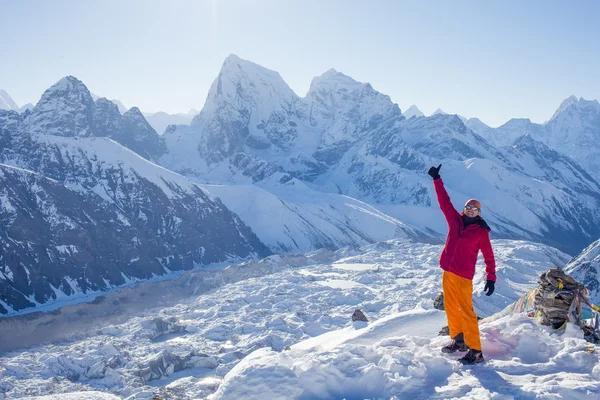 Senderismo en montañas del Himalaya — Foto de Stock