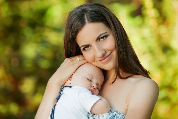 Mãe com seu filho descansar no parque — Fotografia de Stock