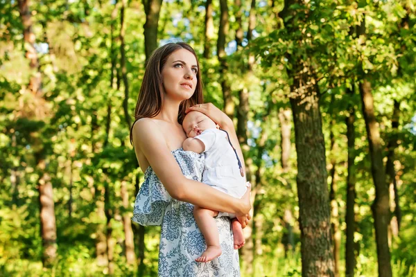 Madre con il suo bambino si riposa nel parco — Foto Stock