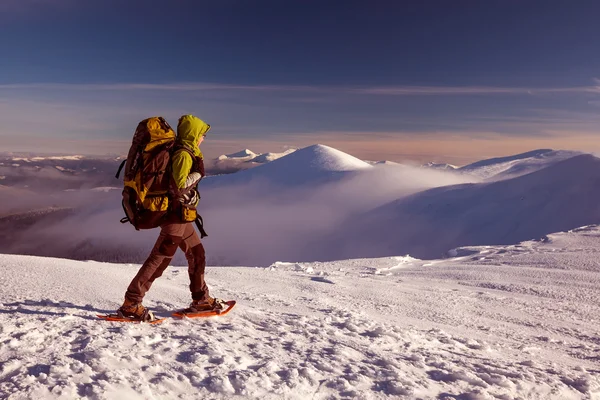Kış Karpat Dağları'snowshoeing kadın — Stok fotoğraf