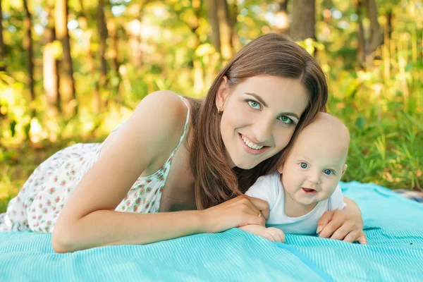 Mother with her child take rest in park — Stock Photo, Image