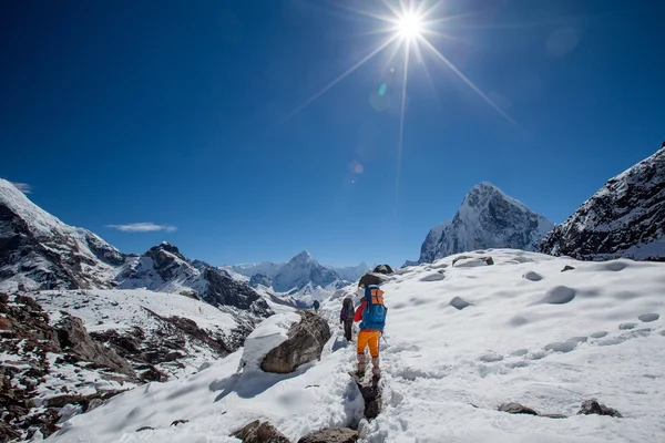 Vandring i himalaya berg — Stockfoto