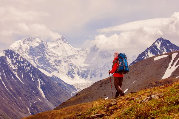 Fotvandrare nära Belukha Mountain, de högsta i Sibirien — Stockfoto