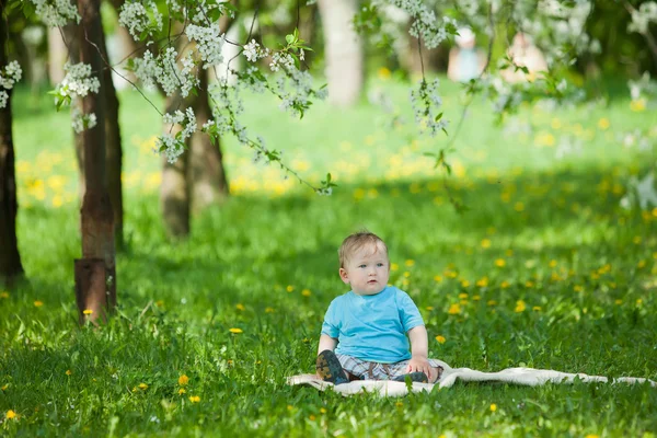 Кавказький хлопчик грає в парку — стокове фото