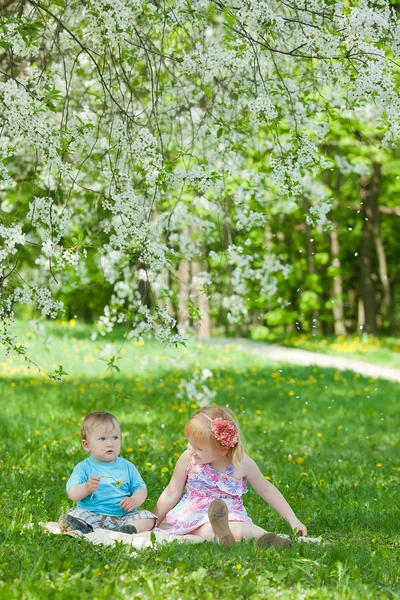 Pojke och flicka spelar i park — Stockfoto