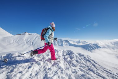Kış dağlarında yürüyüş yapan