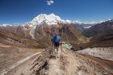Himalaya dağlarında yürüyüş