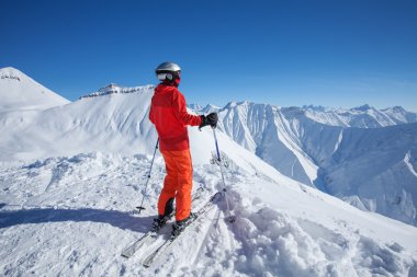 Kayakçı kameraya poz