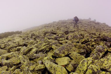 Karpat Dağları taşları, bulutlu gün hiking