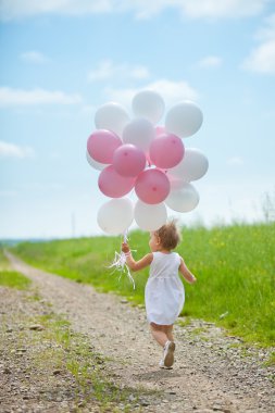 Küçük beyaz renkli baloons ile yaz park çalış