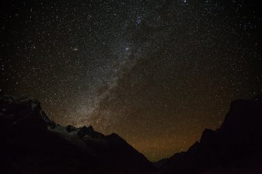 Himalaya dağında gece vakti yıldızlı