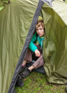 Genç yeşil çadır uzun yürüyüşe çıkan kimse