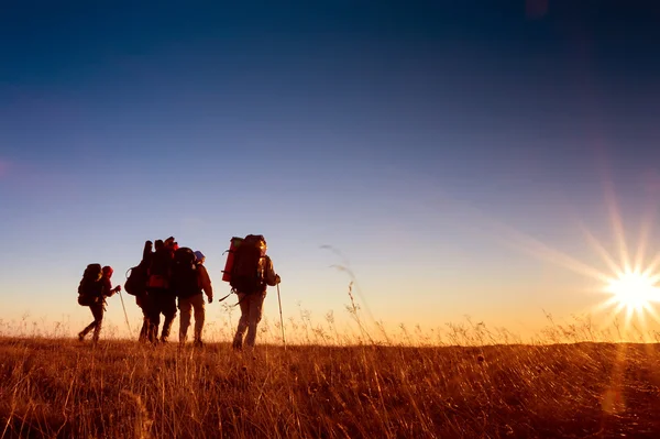 Los excursionistas están caminando en la meseta en las montañas de Crimea durante el atardecer — Foto de Stock