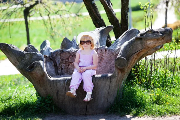 Ребенок в парке — стоковое фото