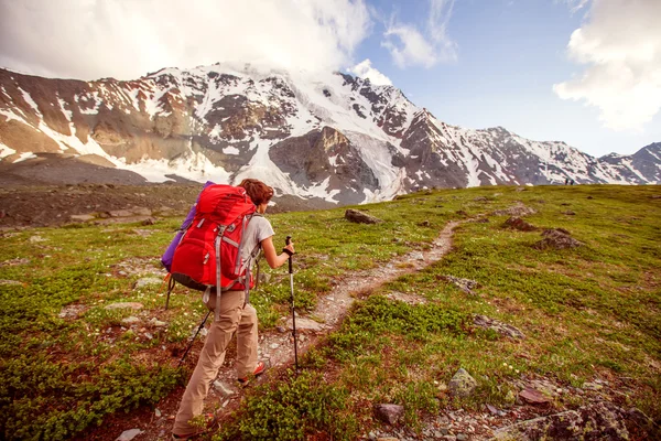 Senderista en las montañas de Altai, Federación Rusa — Foto de Stock