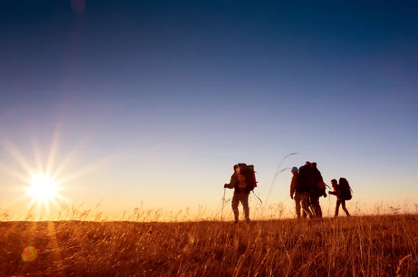 Πεζοπόρους είναι το περπάτημα στο οροπέδιο στα βουνά της Κριμαίας κατά τη διάρκεια του ηλιοβασιλέματος — Φωτογραφία Αρχείου