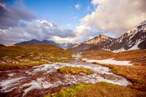 美丽的山湖用反射最近山 — 图库照片