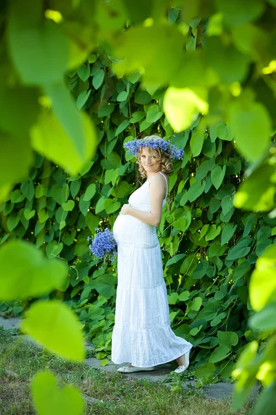 Pregnant caucasian woman takes rest outdoor — Stock Photo, Image