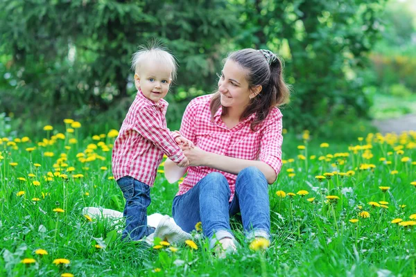 Kaukasiska pojke ta vila i sommar park — Stockfoto