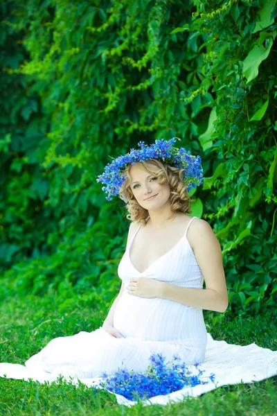 Kaukaski kobieta w ciąży ma reszta odkryty — Zdjęcie stockowe