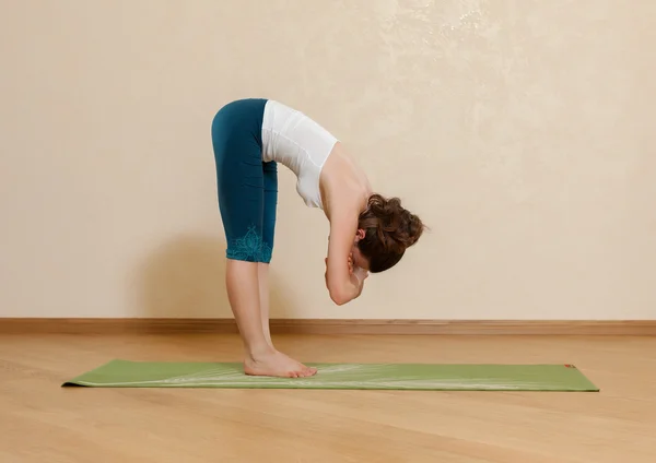 Femme caucasienne pratique le yoga au studio — Photo