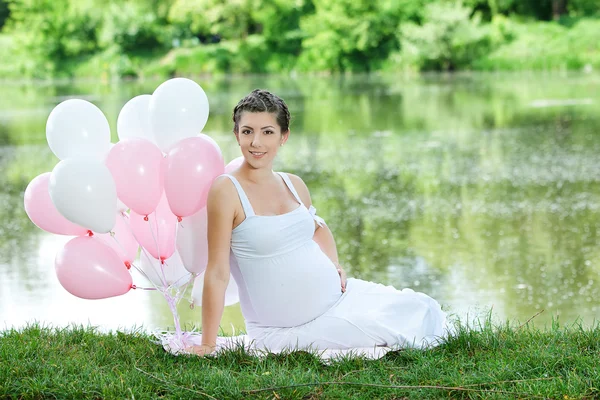 Těhotná žena Kavkazský trvá odpočinku venkovní — Stock fotografie