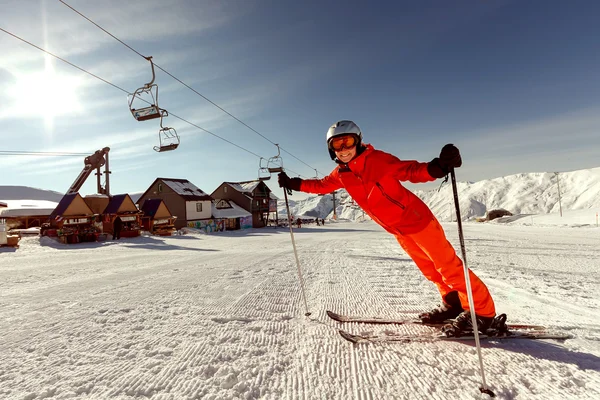 Esquiador se calienta antes del descenso de la alta montaña de invierno en Gudau — Foto de Stock