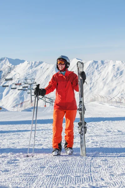 Skiër is die zich voordeed op camera — Stockfoto