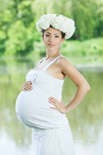 Wanita Kaukasia hamil beristirahat di luar — Stok Foto
