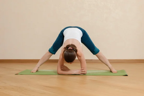 Caucasian woman is practicing yoga at studio — Stock Photo, Image