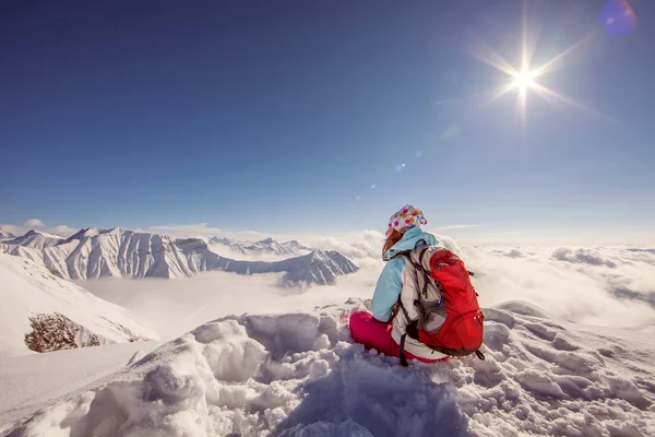 Hiker in winter mountains — Stock Photo, Image