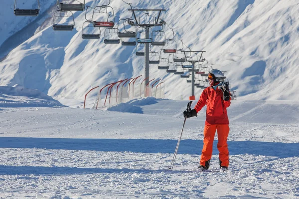 Skiër is die zich voordeed op camera — Stockfoto