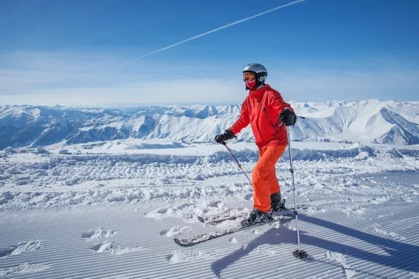 Skier está posando para a câmera — Fotografia de Stock