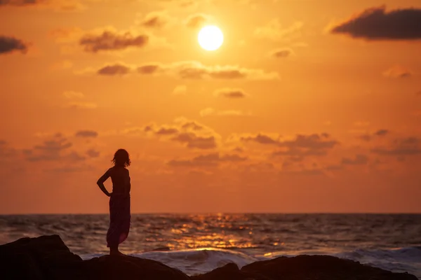 Donna si riposa sulla riva del mare — Foto Stock