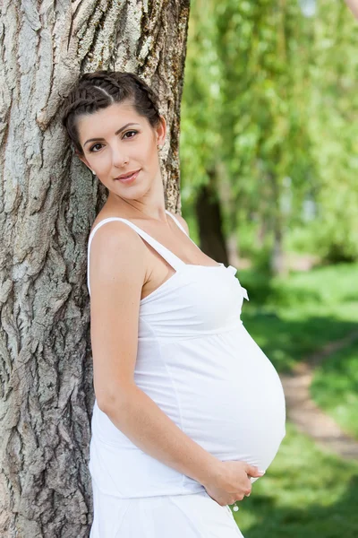 Incinta donna caucasica prende riposo all'aperto — Foto Stock